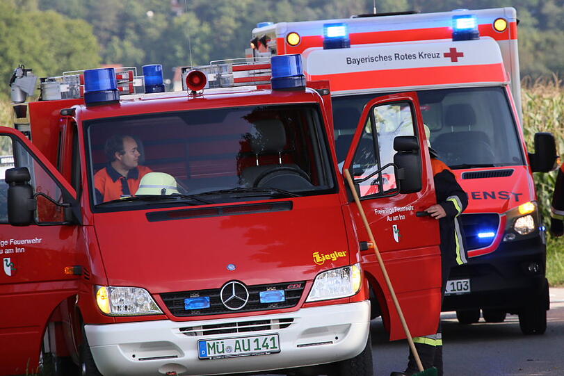 Heftiger Unfall bei Mühldorf: Ein junger Mann stürzte mit seinem Motorrad und geriet unter den Anhänger eines Traktors.