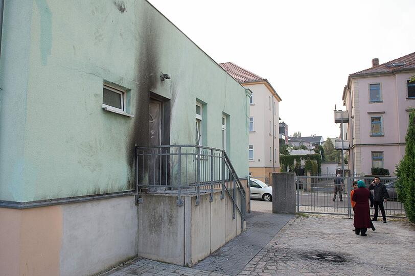 Vor einer Moschee und einem internationalen Kongressgebäude in Dresden sind zwei Sprengstoffanschläge verübt worden. Sehen Sie hier die Schäden der Explosion.