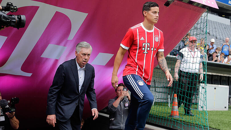 James' erste Schritte in die Allianz Arena, hinter ihm Trainer Carlo Ancelotti.