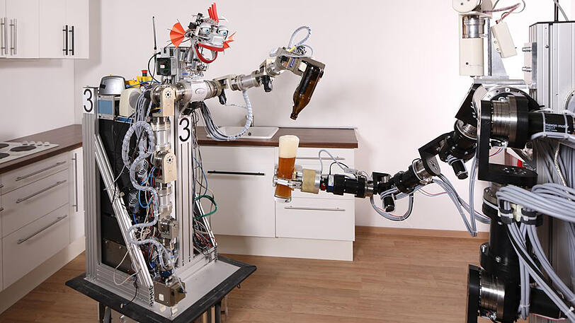 Weißbier gefällig? Die Roboter aus dem TU-Labor sollen Menschen im Alltag zur Hand gehen. Eine der Maschinen wurde völlig zerstört.