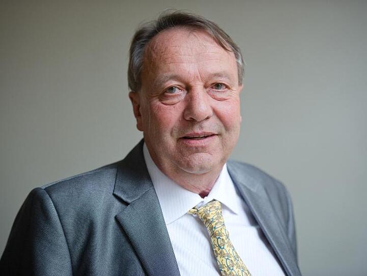 Dirk Hordroff steht im Römer von Frankfurt am Main. Foto: picture alliance / dpa/Archivbild