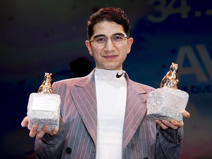 Bester Spielfilm" und "Readers&rsquo; Award": Faraz Shariat hat mit "Futur Drei" bei den Teddy Awards gleich zwei Preise bekommen.