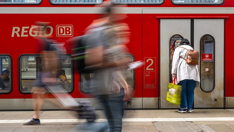 Reisende am Münchner Hauptbahnhof. (Archivbild)