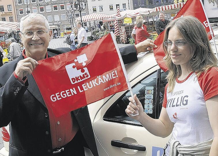 Werbung für die Deutsche Knochenmark-Spendedatei: András Kecskés von City Taxi und Spenderin Jasmin Stryz.