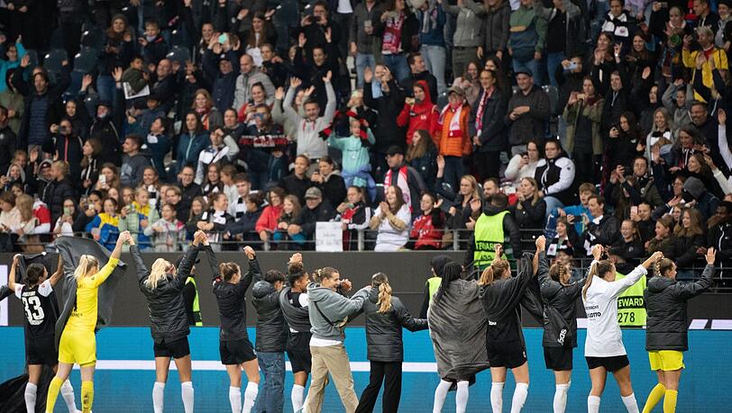 Frankfurts Spielerinnen jubeln nach dem Spiel mit den Fans.