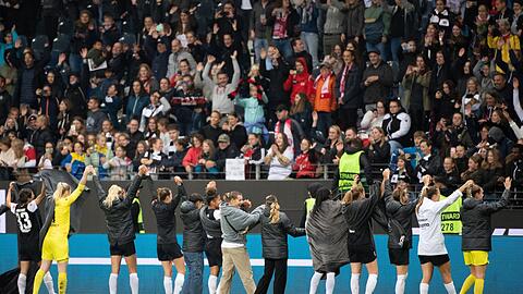 Frankfurts Spielerinnen jubeln nach dem Spiel mit den Fans.
