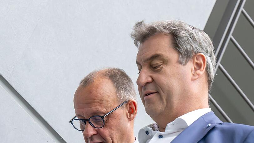 Friedrich Merz (l), CDU-Vorsitzender, und Markus Söder, CSU-Parteivorsitzender, gehen zusammen zur gemeinsamen Präsidiumssitzung von CDU und CSU.