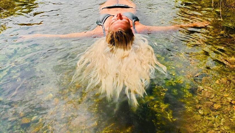Der Schmerz ist für Sekunden wie ausgelöscht: Kimberly Hagen taucht täglich im Bach ab - und spürt Leichtigkeit.