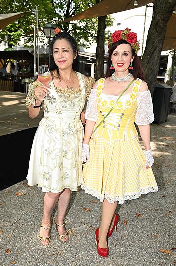 Trotz sommerlich, hohen Temperaturen feierten auch Ankie Lau und Angelika Zwerenz auf dem Pre-Wiesn-Event.
