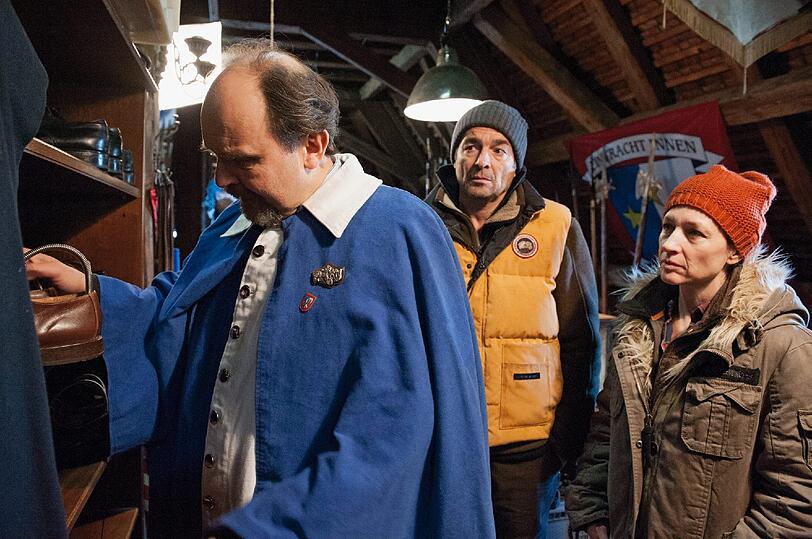 Bilder aus dem ARD-Tatort "Schmutziger Donnerstag": Ingo Ospelt als Waffenwart Anton Moser (v.l.), Stefan Gubser als Kommissar Reto Flueckiger und Delia Mayer als Komissarin Liz Ritschard
