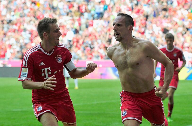 Philipp Lahm (l) und Torschütze Franck Ribéry feiern das Tor zum 1:0.