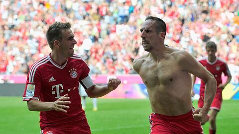 Philipp Lahm (l) und Torschütze Franck Ribéry feiern das Tor zum 1:0.