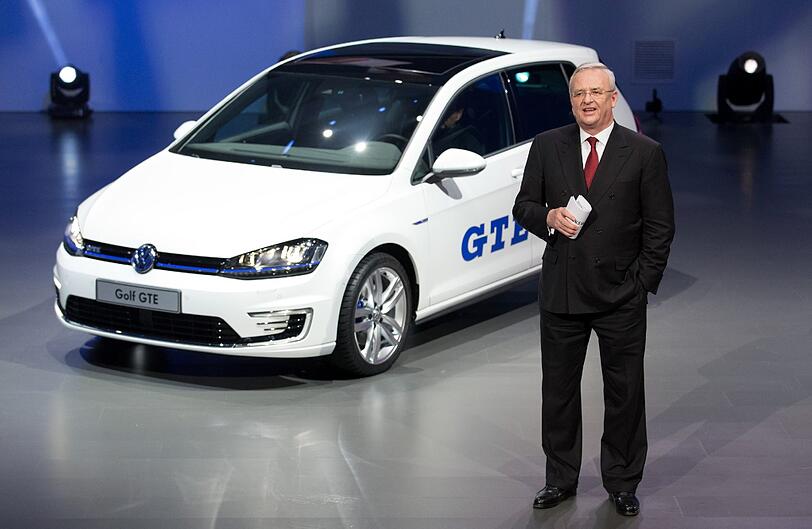 Ein Besuch am wichtigsten Markt: VW-Chef Martin Winterkorn steht im Vorfeld der Peking Auto Show im chinesischen Peking neben einem Golf GTE.