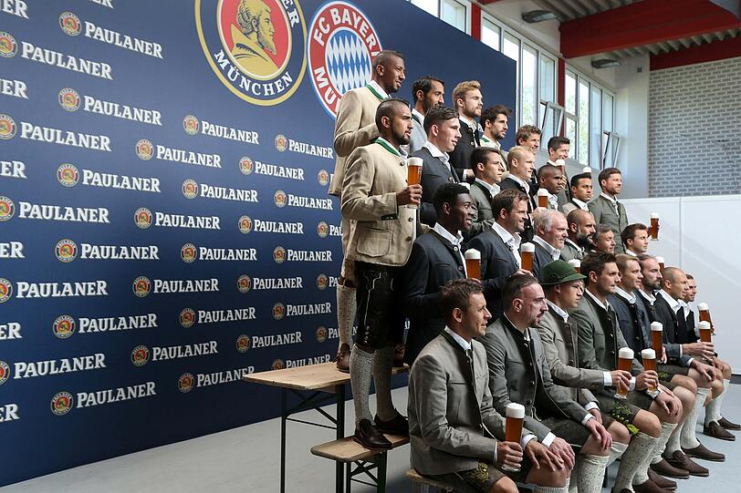 Her stehen die Spieler des FC Bayern brav für das Fotoshooting.