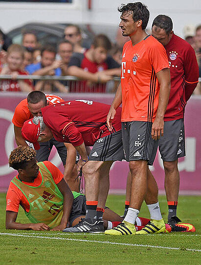 Kingsley Coman verletzt sich im öffentlichen Bayern-Training. Die Bilder...