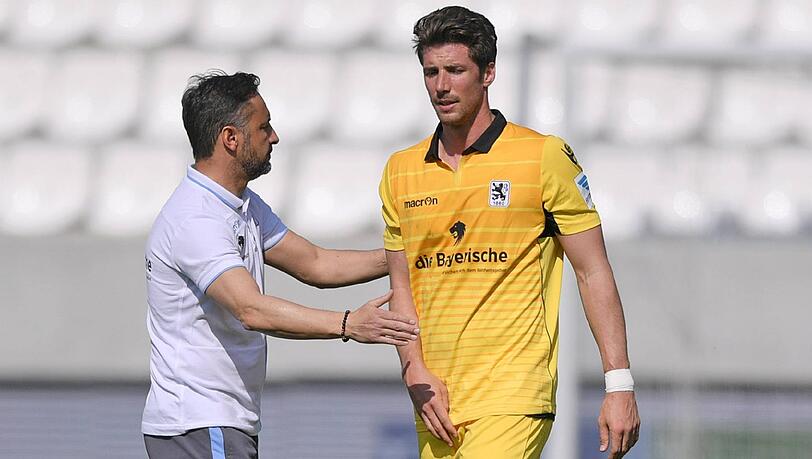 Vitor Pereira stellt sich nach dem desolaten 0:3 in Aue demonstrativ hinter seine Mannschaft. Hier baut er Jan Mauersberger nach Spielende auf. Vitor Pereira stellt sich nach dem desolaten 0:3 in Aue demonstrativ hinter seine Mannschaft. Hier baut er Jan Mauersberger nach Spielende auf.