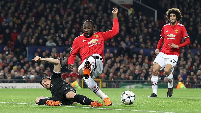 Romelu Lukaku (M) von Manchester United in Aktion.