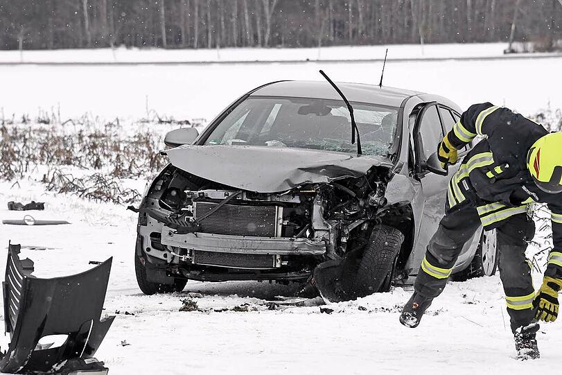Bei einem Unfall bei Baldham sind zwei Autos kollidiert. Die Feuerwehren aus Vaterstetten und Baldham waren im Einsatz.