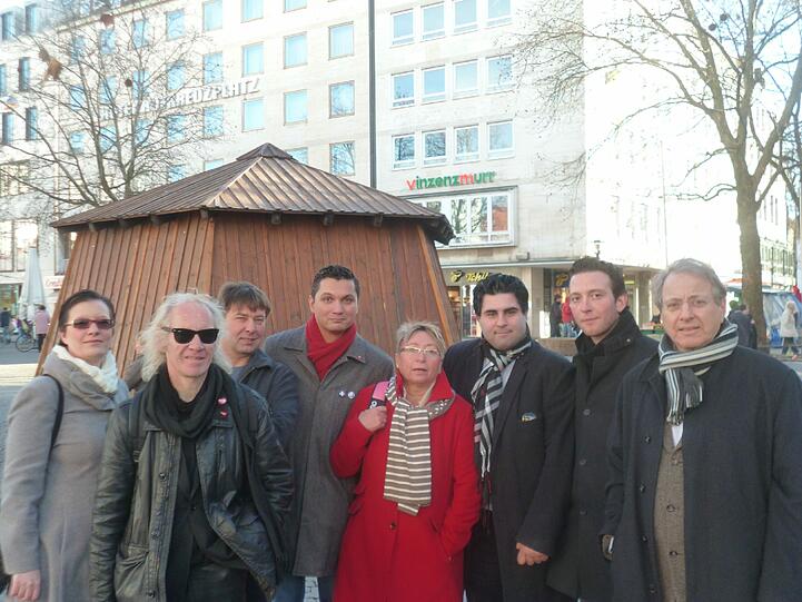 Von links: Isabella Fiorentino (SPD - Stadtratskandidatin); Tom Nikolai (DIE LINKE); Oliver Belik (SPD - Stadtrat), Florian Pollok (DIE LINKE, Stadtratskandidat), Annemarie Fingert (DIE LINKE, Stadtratskandidatin), Nima Lirawi (SPD - BA-Mitglied); Leonhard Agerer (CSU -Stadtrats- und BA-Kandidat); Marian Offman (CSU - Stadtrat)