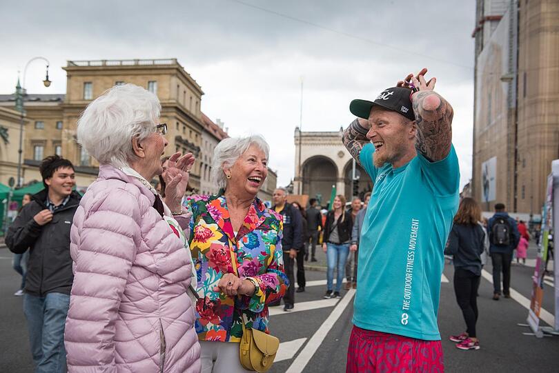 Beim Streetlife Festival verwandeln Green City e.V. zusammen mit dem Referat für Gesundheit und Umwelt den Asphalt vom Odeonsplatz bis zur Georgenstraße in eine grüne und pulsierende Erlebniswelt.