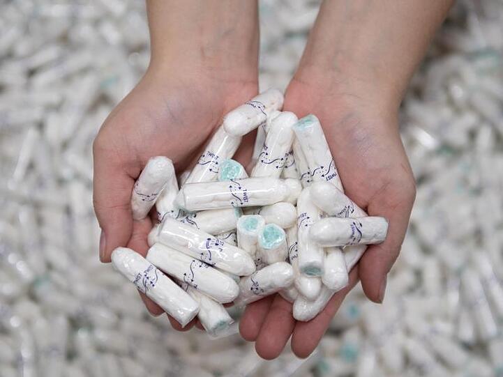 Nach dem Preisrutsch bei Tampons zum Jahreswechsel in Folge der Mehrwertsteuersenkung gibt es Verwirrung um geplante Preiserhöhungen der Hersteller.