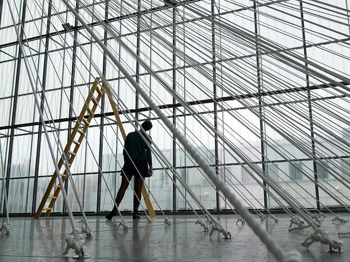 Die Arbeit "Morning Beams" (1997/2019) von Yoko Ono besteht aus 100 weißen Seilen.