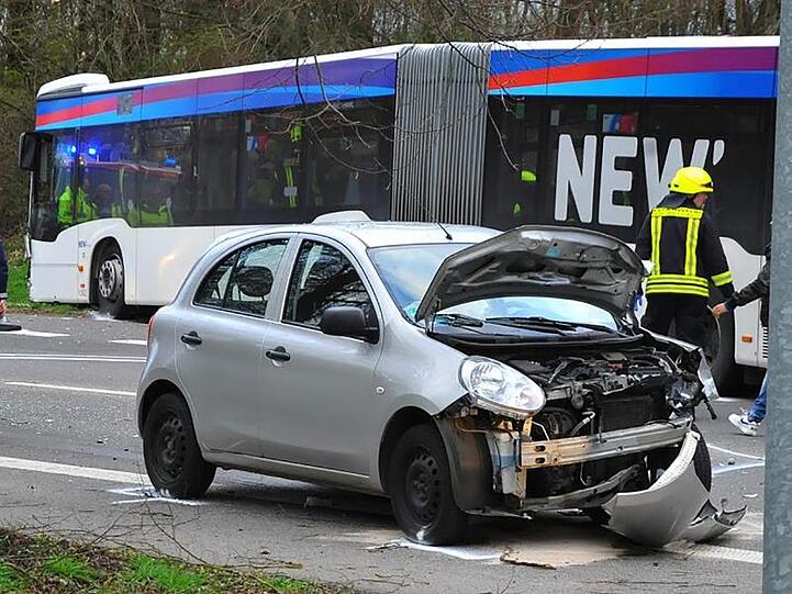 Rettungskräfte sichern die Unfallstelle in Mönchengladbach.