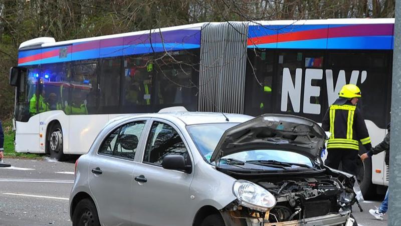Rettungskräfte sichern die Unfallstelle in Mönchengladbach. Rettungskräfte sichern die Unfallstelle in Mönchengladbach.
