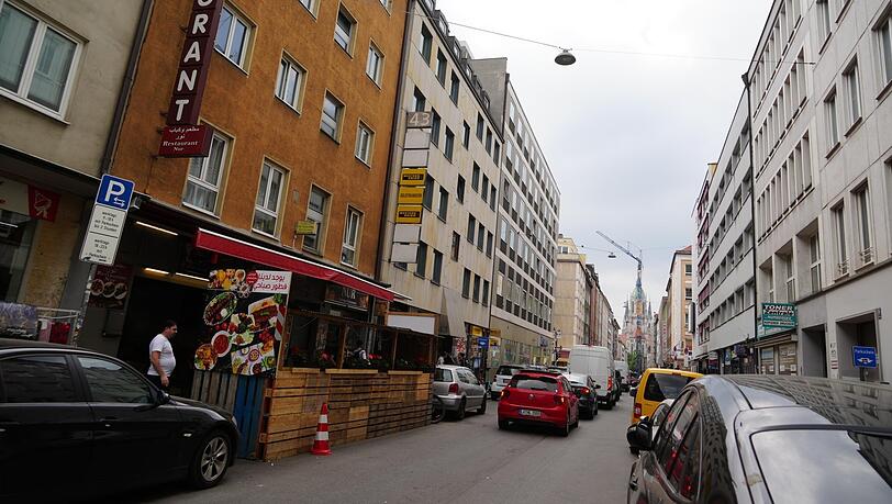 Die Landwehrstraße mit Blick auf die Paulskirche. Hier soll in einem Hinterhof ein Hostel entstehen. Foto: Daniel von Loeper