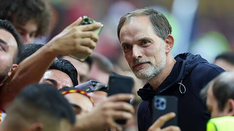 Bayern-Trainer Thomas Tuchel beim Selfie-Schießen mit Fans.