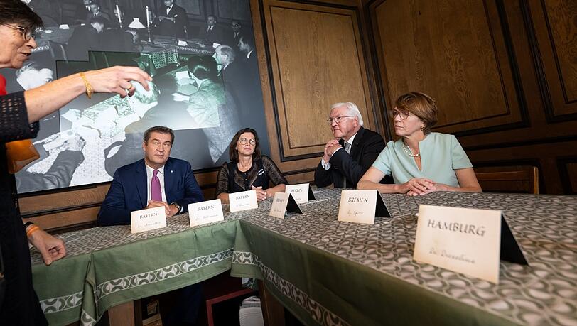 Ministerpräsident Markus Söder (v.l.n.r.), Landtagspräsidentin Ilse Aigner, Bundespräsident Frank-Walter Steinmeier und seine Frau Elke Büdenbender 2023 auf Herrenchiemsee.