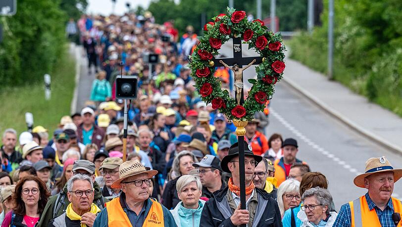 Zahlreiche Pilger starteten zur größten Fußwallfahrt Deutschlands.