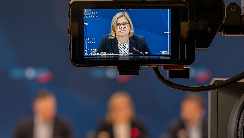 Die bayerische Landtags-AfD versch&auml;rft ihren Kurs weiter.