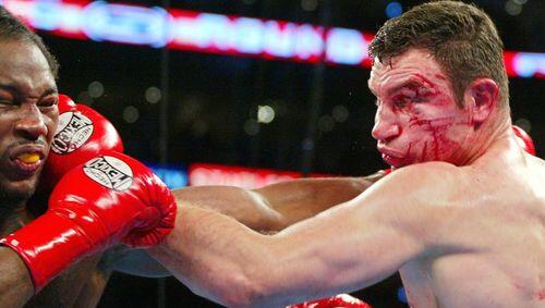 "Das war der Kampf des Jahrhunderts": Foreman über die Ringschlacht zwischen Klitschko (r.) und Lennox Lewis im Jahre 2002. "Das war der Kampf des Jahrhunderts": Foreman über die Ringschlacht zwischen Klitschko (r.) und Lennox Lewis im Jahre 2002.