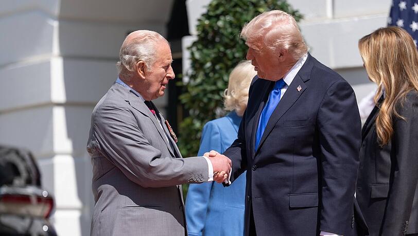 K&ouml;nig Charles III. (l.) und Donald Trump w&auml;hrend des Staatsbesuchs des britischen Monarchen in den USA im April 2026.