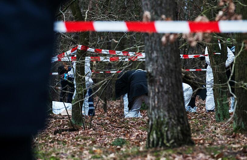 Kriminaltechniker sichern in Berlin in einem Waldstück an der Bärenlauchstraße Spuren. Dort hatten am Morgen Spaziergänger die Leiche der Frau gefunden.