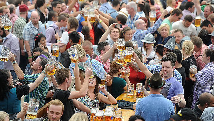 Das Prosit auf der Wiesn wird schon wieder teurer - ob ein Maß-Preis von über 10 Euro die Besucher abschreckt bleibt fraglich. Das Prosit auf der Wiesn wird schon wieder teurer - ob ein Maß-Preis von über 10 Euro die Besucher abschreckt bleibt fraglich.