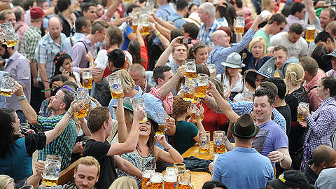 Das Prosit auf der Wiesn wird schon wieder teurer - ob ein Maß-Preis von über 10 Euro die Besucher abschreckt bleibt fraglich.