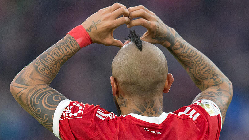 "DER SEITENSCHLÄFER": Irokese ist auch bei Arturo Vidal angesagt, deutlich radikaler noch als bei Coman. Ein dünner Streifen auf dem sonst kahlen Kopf &ndash; mehr ist nicht. &bdquo;Bei ihm ist es Geschmackssache&ldquo;, sagt Amin, &bdquo;aber das ist eben Vidals Markenzeichen: Ein Krieger braucht eine Kriegsfrisur.&ldquo;
Undenkbar sei es, dass der Chilene plötzlich mit einem braven Look zum Training kommen würde. &bdquo;Dann wäre es nicht mehr Arturo Vidal, wir kennen ihn nicht anders.&ldquo; Zwei Fragen stellen sich allerdings für Amin: &bdquo;Wie lange er morgens nach dem Aufstehen für diese Frisur braucht. Und: Ob das beim Schlafen nicht stört. Er muss ein Seitenschläfer sein.&ldquo;