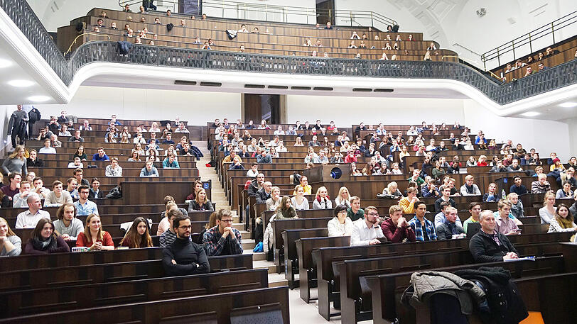 Der BND wirbt im Audimax der LMU um Studierende &ndash; die Ränge sind dabei doch recht gut gefüllt.