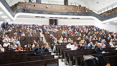 Der BND wirbt im Audimax der LMU um Studierende &ndash; die Ränge sind dabei doch recht gut gefüllt.