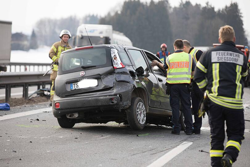 Auf der A8 ist am Mittwochnachmittag ein schwerer Unfall passiert. Ein Geisterfahrer raste in den Gegenverkehr.