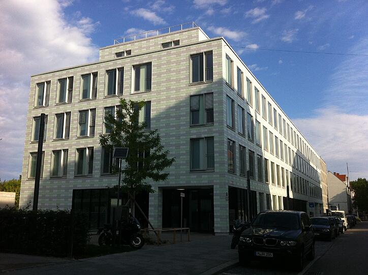 So sieht das Sozialbürgerhaus mit Blick von der Meindlstraße aus.
