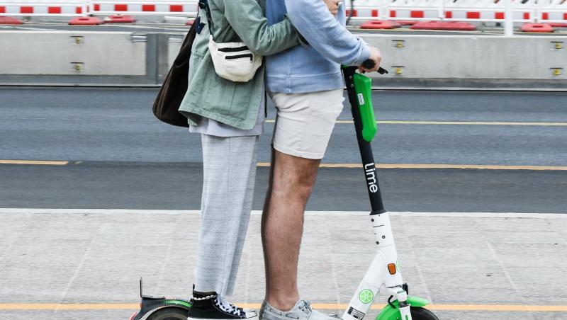 Zwei Personen fahren gemeinsam auf einem E-Tretroller. Foto: Jens Kalaene Zwei Personen fahren gemeinsam auf einem E-Tretroller. Foto: Jens Kalaene
