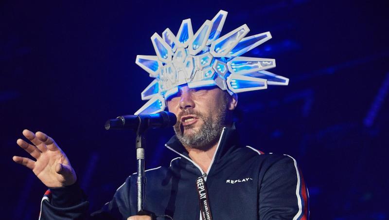 Jay Kay steht auf wilde Kopfbedeckungen. Jay Kay steht auf wilde Kopfbedeckungen.