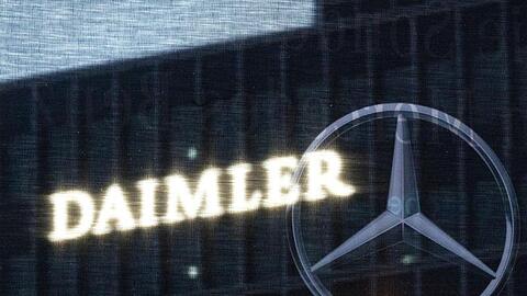 Die Zentrale der Daimler AG ist durch eine Flagge mit dem Mercedes-Stern zu sehen.