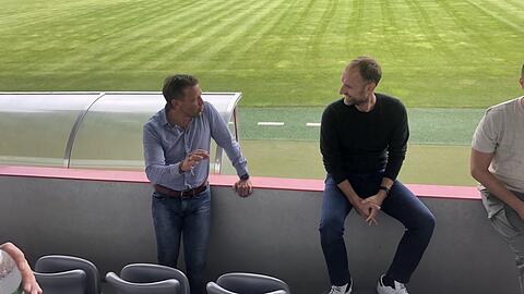 Campus-Leiter Jochen Sauer (rechts) und Holger Seitz, der sportliche Leiter der Bayern-Nachwuchsabteilung.