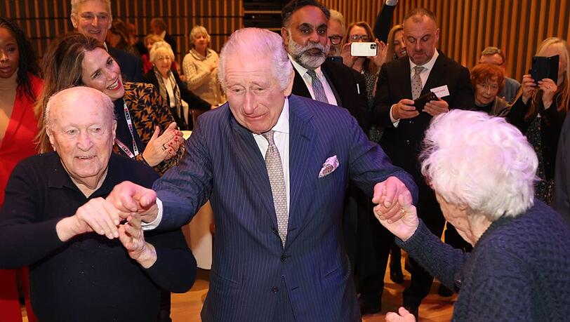 König Charles III. während seiner Tanzeinlage in einem jüdischen Zentrum.