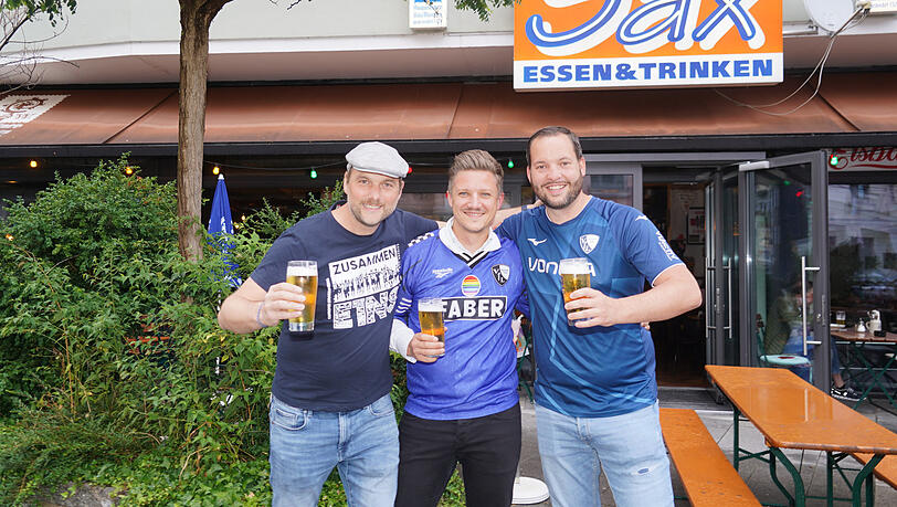 Der Vorsitzende des Fanclubs Bavaria Bochum, Alexander Lüdiger (M.), mit seinen Mit-Bochumern Sebastian Türk (l.) und Christian Struckmann. Der Vorsitzende des Fanclubs Bavaria Bochum, Alexander Lüdiger (M.), mit seinen Mit-Bochumern Sebastian Türk (l.) und Christian Struckmann.