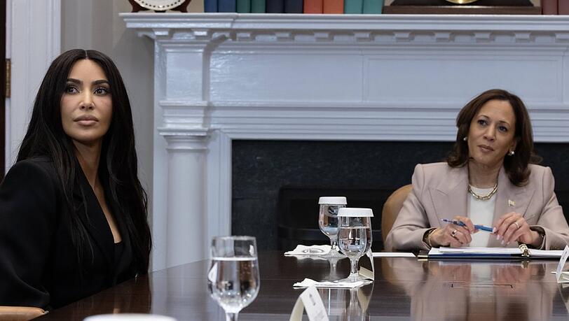 Kim Kardashian (l.) sitzt mit US-Vizepräsidentin Kamala Harris am runden Tisch im Weißen Haus.